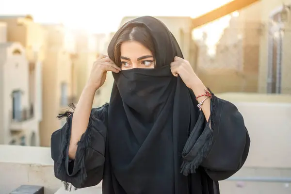 Beautiful Middle Eastern Young Woman Wearing Tradition Arabic Clothing Outdoors — Stock Photo, Image