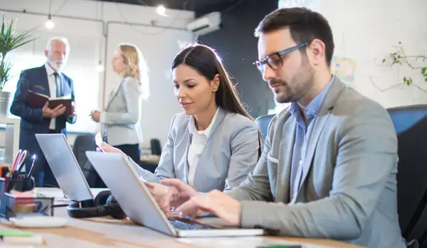 Ofiste çalışan meşgul iş adamları..