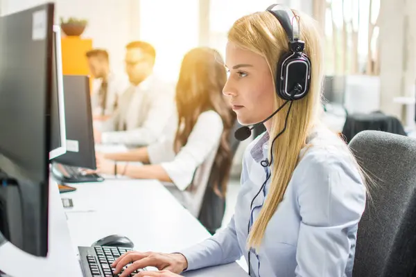 Blond Zakenvrouw Hulplijn Operator Met Headset Met Computer Kantoor — Stockfoto