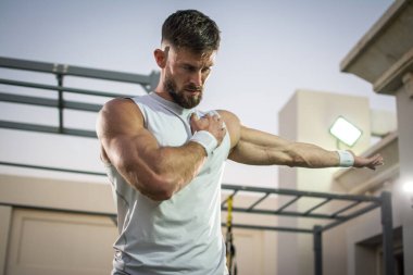 Eller spor salonunda germe yakışıklı bir adam portresi.