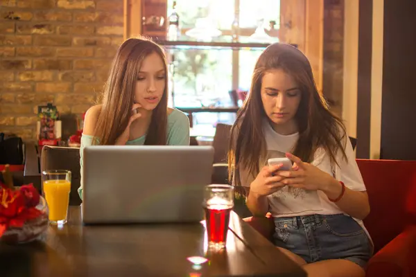 Adolescentes Com Laptop Telefones Tomando Uma Bebida Restaurante — Fotografia de Stock