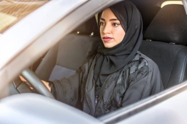 Güzel bir orta doğulu kadın araba kullanıyor..