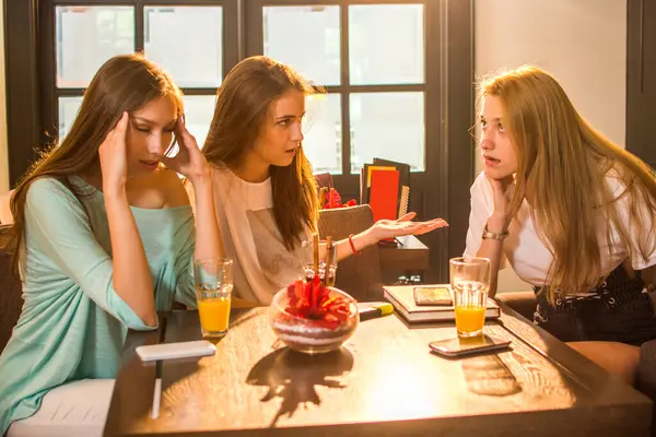 Wütende Irritierte Teenager Freundinnen Streiten Sich Café — Stockfoto