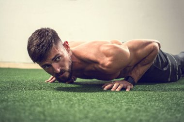 kaslı adam gönderme yapıyor ups.