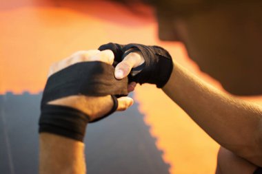 Tanınmayan bir adam spor eldivenlerini giyer..