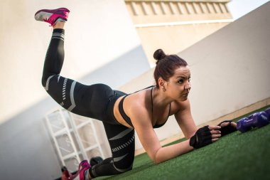 Güzel bir atlet kadın bacaklarını kaldırıyor..