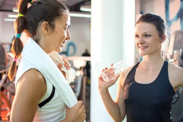 Zwei Sportliche Frauen Unterhalten Sich Fitnessstudio — Stockfoto