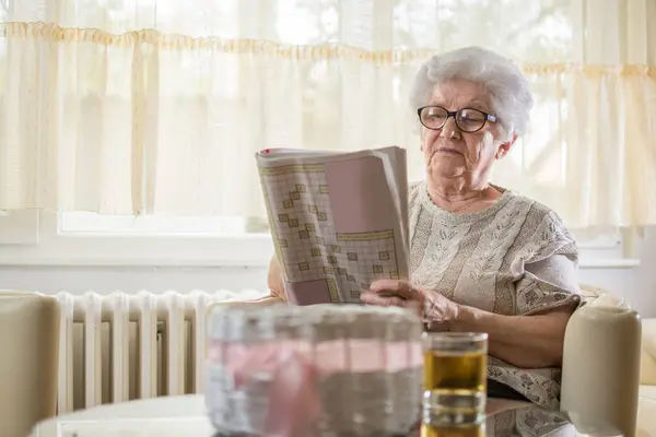 Konzentrierte Seniorin Beim Kreuzworträtsel Hause — Stockfoto
