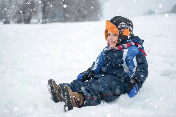 Karda Oturan Küçük Çocuk — Stok fotoğraf