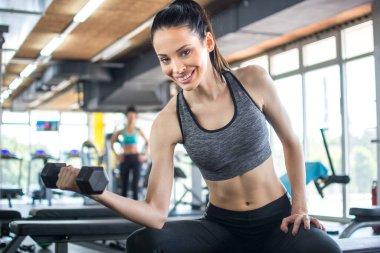 Sporcumuz ağırlık vasıl jimnastik salonu kaldırma