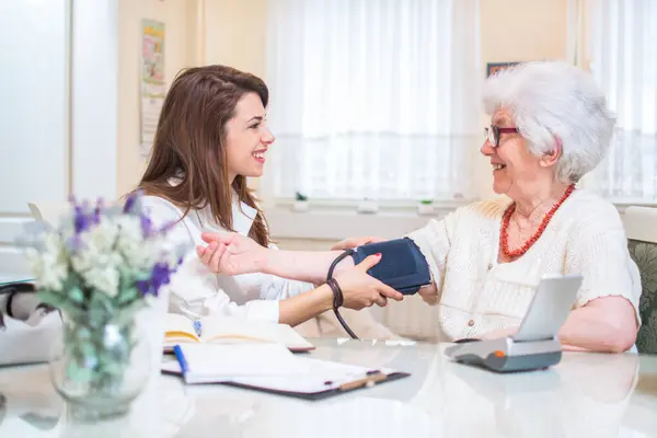 Nurse Measuring Blood Pressure Senior Woman Home — Stock Photo, Image