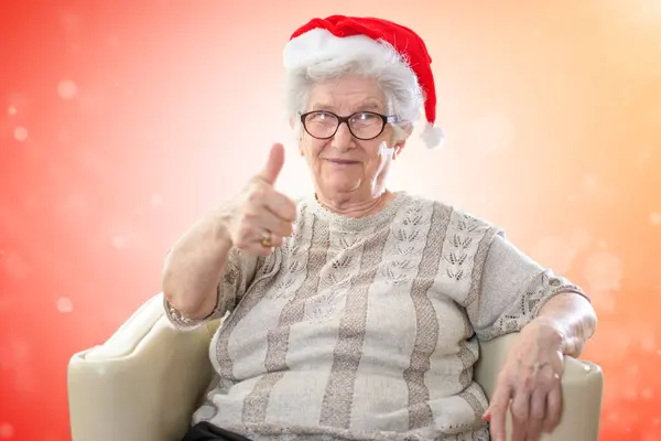 Senior Woman Santa Hat Showing Thumb Red Xmas Background — Stock Photo, Image