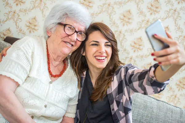 Sorrindo Avó Seu Neto Tirando Foto Selfie Telefone Inteligente — Fotografia de Stock