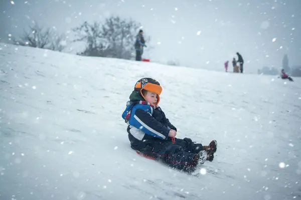 Little Boy Enjoying Sleigh Ride Snowfall — Stock Photo, Image