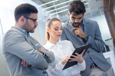 Şirketlerini daha rekabetçi hale getirmek için ofiste evrak işlerini tartışan, hedefler, prosedürler ve hedefler belirleyen üç iş adamından oluşan bir grup..