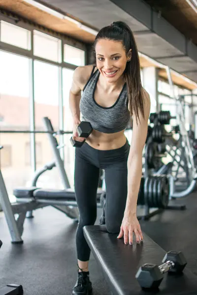 Junge Fitness Frau Sportbekleidung Trainiert Fitnessstudio Mit Gewichten — Stockfoto