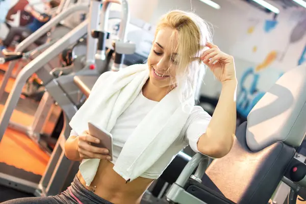 Attractive Blonde Girl Using Phone Gym — Stock Photo, Image