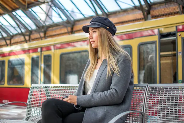 Όμορφη Νεαρή Γυναίκα Φορώντας Καπέλο Περιμένει Για Τρένο Στο Σιδηροδρομικό — Φωτογραφία Αρχείου