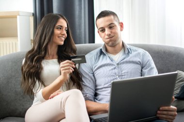 Genç laptop ile çift ve kredi kartı online satın alma
