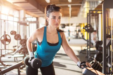 Fitness kadın spor salonunda ağırlık kaldırma