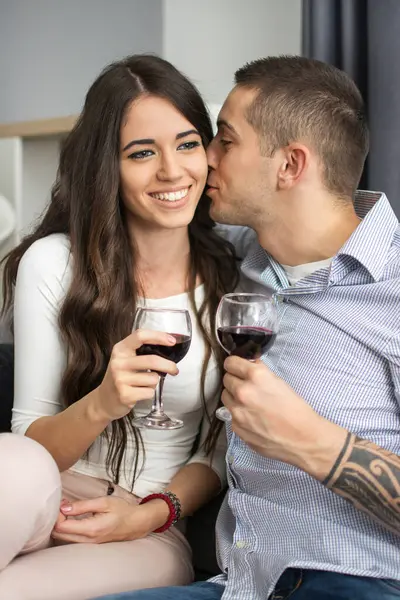 Schönes Junges Liebespaar Das Eng Beieinander Sitzt Und Rotwein Trinkt — Stockfoto