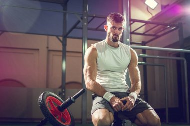 Spor salonundan sonra kaslı adam dinleniyor..