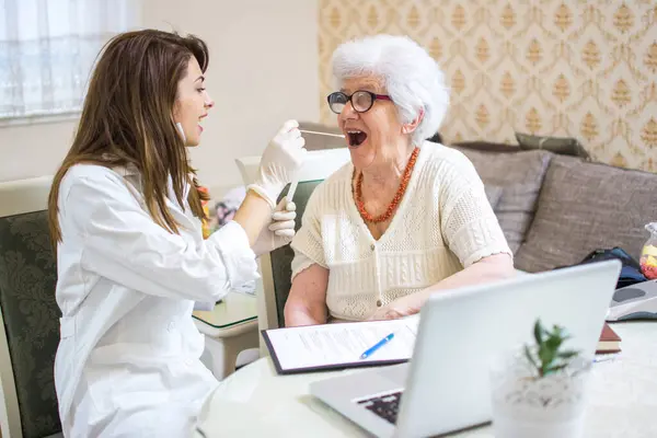 Pielęgniarka Pomocą Wymazu Pobrać Próbkę Gardła Starszych Pacjentów — Zdjęcie stockowe