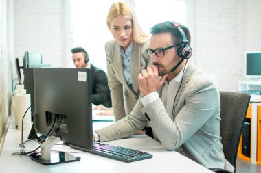 İş kadını, ofisteki erkek arkadaşıyla internet sorununu çözmeye çalışıyor.