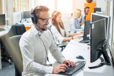Çağrı merkezinde genç erkek teknik destek memuru