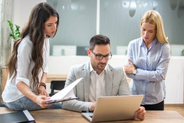 Ofisteki yeni projede başarılı iş buharı