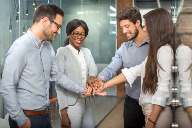 kendi elleriyle birlik birlikte gösterilen iş takım