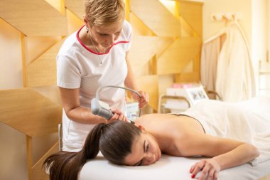 Extracorporeal Shockwave Terapisi ESWT. Ağrı için cerrahi olmayan etkili bir tedavi. Ağrı kesici, normalleştirme ve yenilenme, iyileşme sürecinin uyarılması..