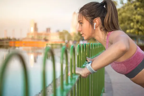 Side View Portrait Fitness Woman Sportswear Airpods Doing Push Fence — Stock Photo, Image
