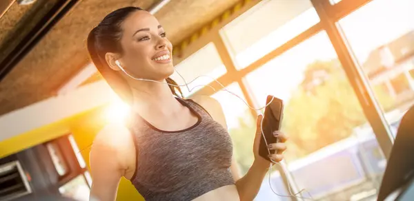Sportswoman Earphones Smartphone Running Treadmill Machine Gym Beautiful Friendly Girl — Stock Photo, Image