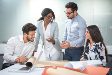 takım projesinde birlikte çalışan mimarlar.