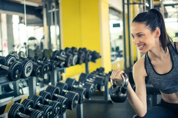 Kettlebell spor salonunda fitness eğitim
