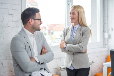 İş kadını ve işadamı, iş arasında öylesine sohbet ediyorlar.