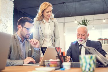 Ofisteki projede işbirliği yapan bir grup iş adamı.