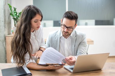 Office belgeleri tartışırken iş adamları