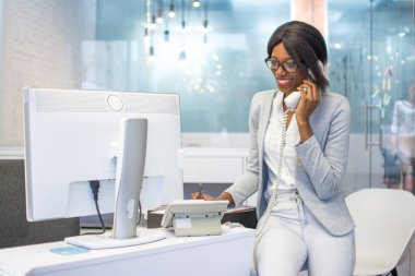 Sekreter ofisteki sabit hattan konuşuyor..