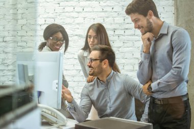 Ofiste birlikte çalışan çok ırklı iş adamlarının camından vurulmuş..