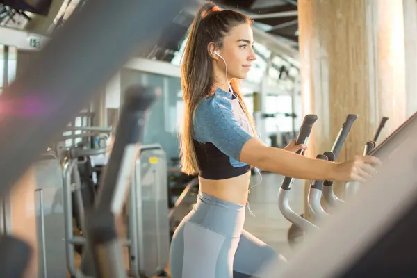 Active Young Woman Exercising Elliptical Trainer Machine Gym — Stock Photo, Image