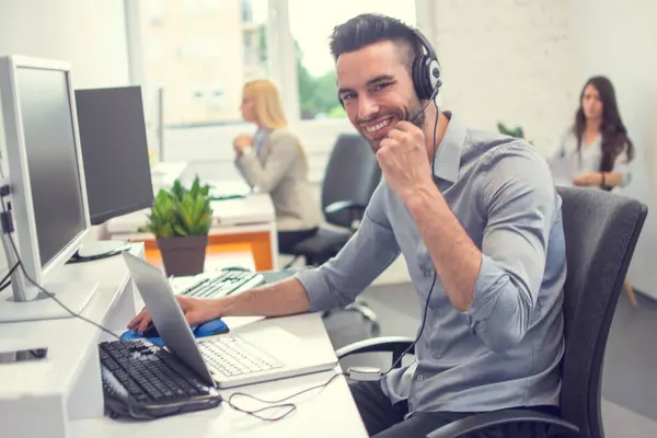 肖像的幸福微笑客户支持电话运营商在耳机在办公室 — 图库照片
