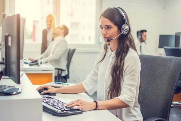 İş yerindeki telefon operatörünün portresi.