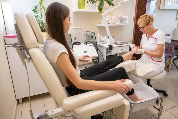 Nail Artist Making French Pedicure Clients Feet Beauty Salon — Stock Photo, Image