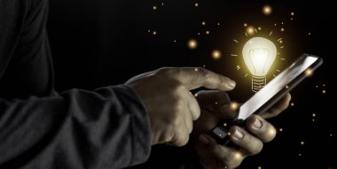 Ampulü tutan el. Yenilikçi ve ilham verici bir fikir. Elinde ampul ışığı çizimi fikri