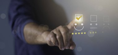 İş adamları hizmet deneyimini ve ürün kalitesini veya personel arkadaşlığını ve fiyatın genel değerini değerlendirir. Bilgi, düzeltme, geliştirme. Müşteri değerlendirmesi memnuniyet anket kavramı.