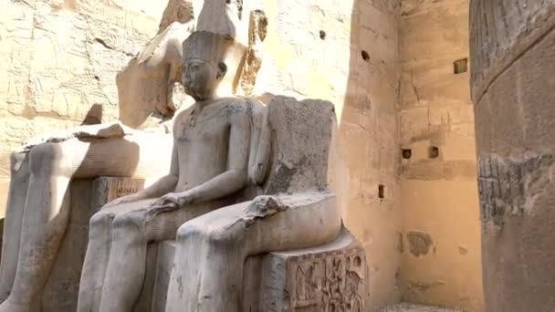 Seated Sculpture Temple Luxor Vertical — Vídeo de stock