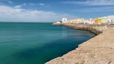 Atlantik Okyanusu 'na giden Cadiz şehri panoramisi