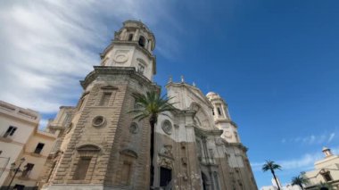 Cdiz katedralinin önünde sabun köpükleri ve gençler onları yakalamaya çalışıyor..